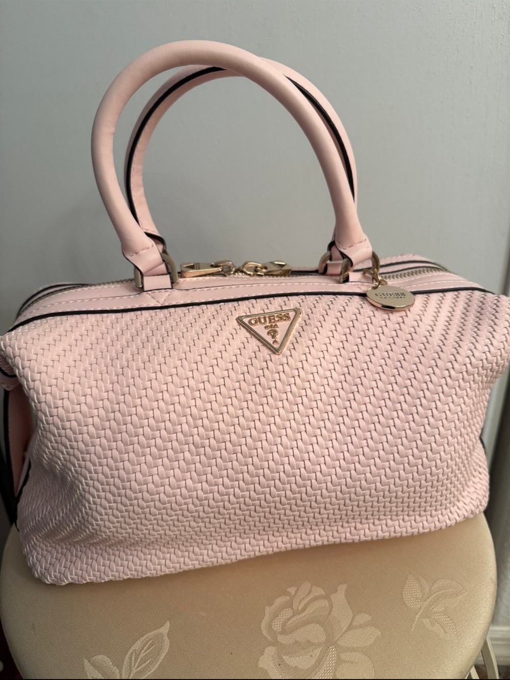 POWDER PINK WOVEN GUESS PURSE 👛